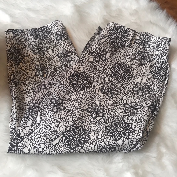 Cute Capri pants - Picture 1 of 4